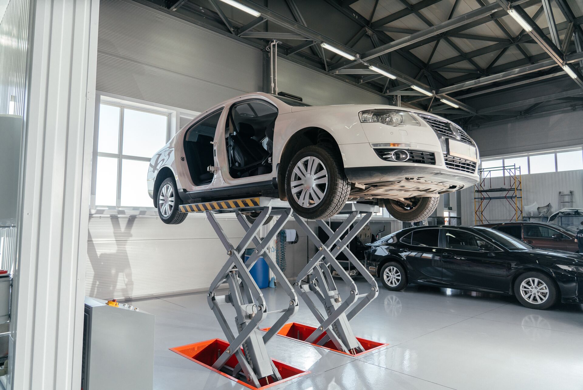 KFZ Hebebühne - Hebetechnik für PKW & Nutzfahrzeuge